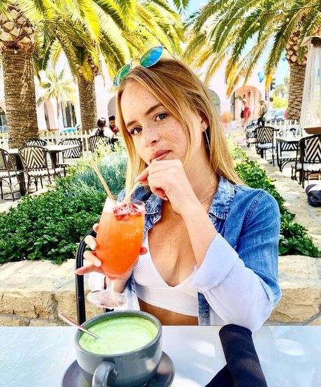 Naakte gelekte OnlyFans-foto van Ryann Shane