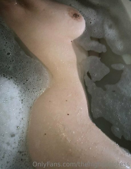 Naakte gelekte OnlyFans-foto van Thehighpreistess