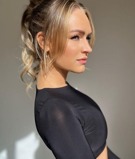 Naakte gelekte OnlyFans-foto van Laura Woods