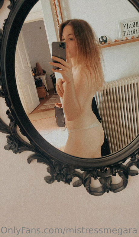 Naakte gelekte OnlyFans-foto van Mistressmegara