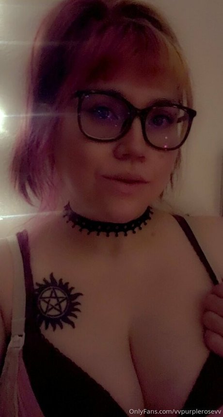 Naakte gelekte OnlyFans-foto van Vvpurplerosevv