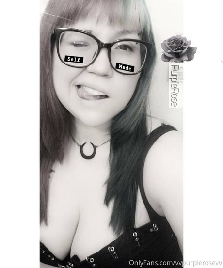 Naakte gelekte OnlyFans-foto van Vvpurplerosevv