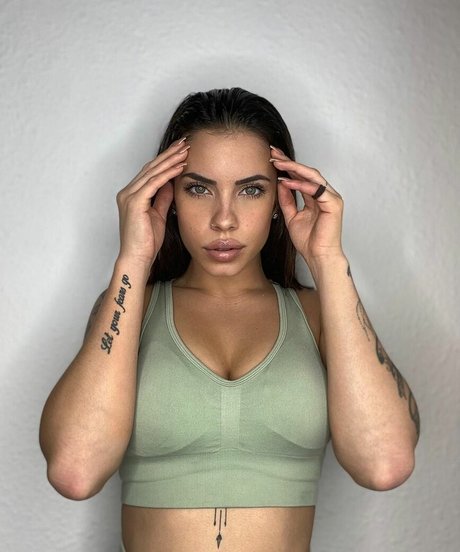 Naakte gelekte OnlyFans-foto van Yai Tejera
