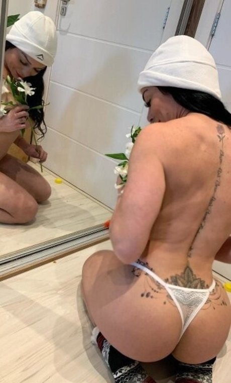 Naakte gelekte OnlyFans-foto van Rhenata Schmidt