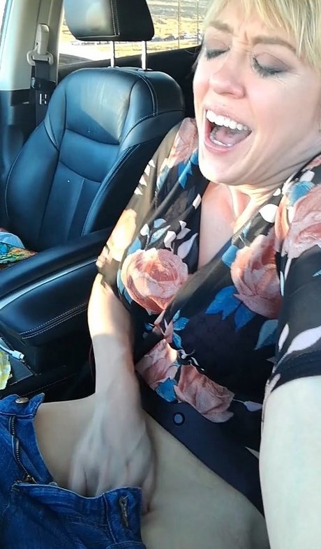 Naakte gelekte OnlyFans-foto van Dee Williams
