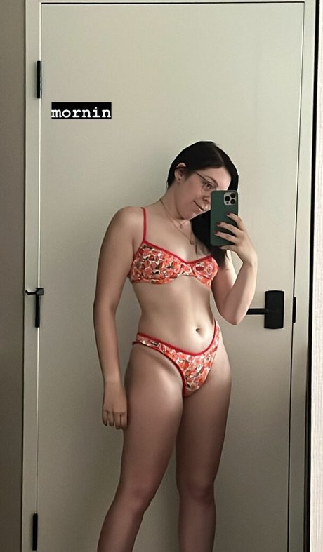 Naakte gelekte OnlyFans-foto van Swell Entertainment