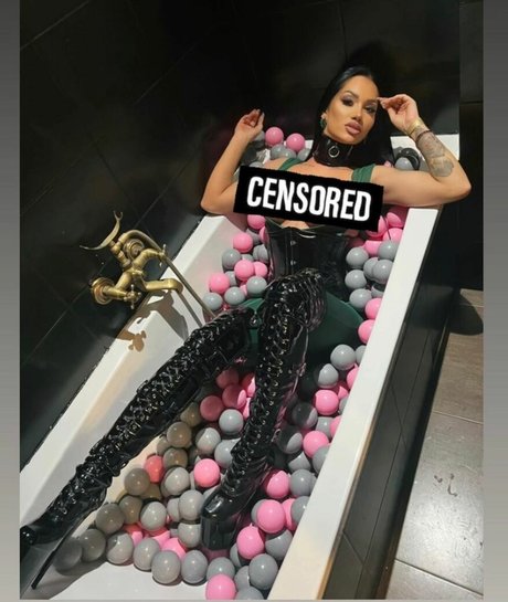 Naakte gelekte OnlyFans-foto van Nattasha Black