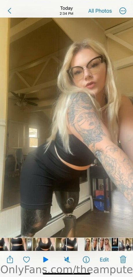 Naakte gelekte OnlyFans-foto van Theamputeebitch