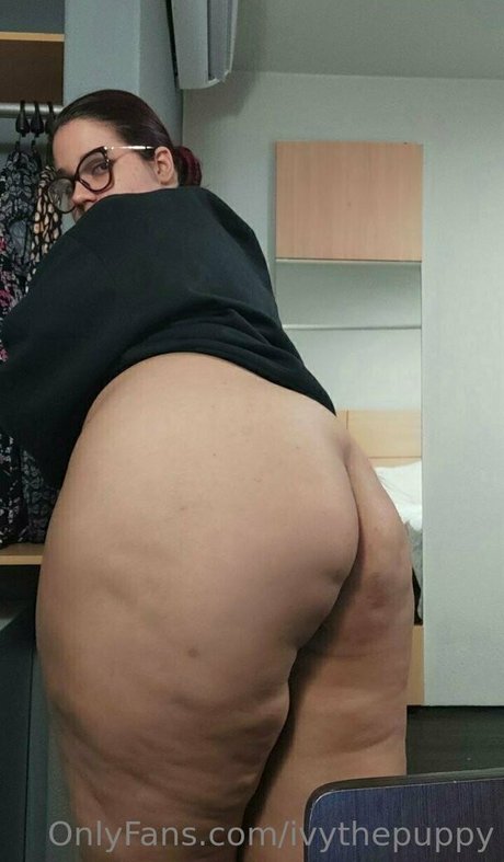 Naakte gelekte OnlyFans-foto van Ivythepuppy