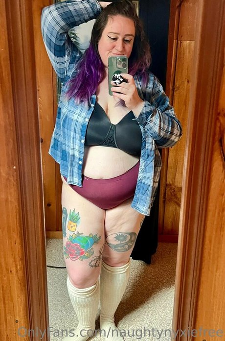 Naakte gelekte OnlyFans-foto van Naughtynyxiefree