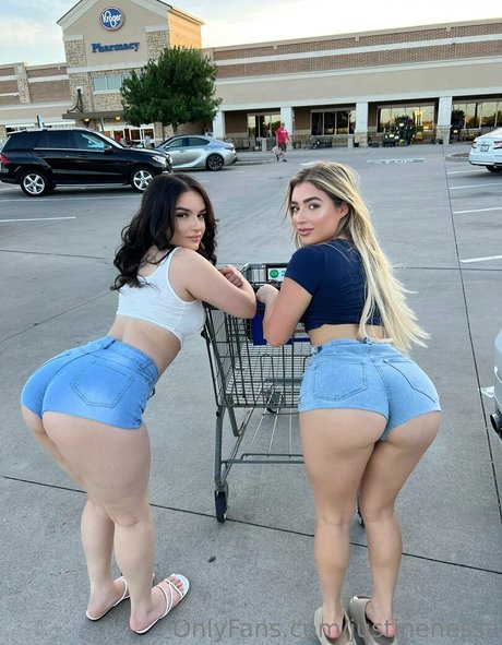 Naakte gelekte OnlyFans-foto van Justine2juicy