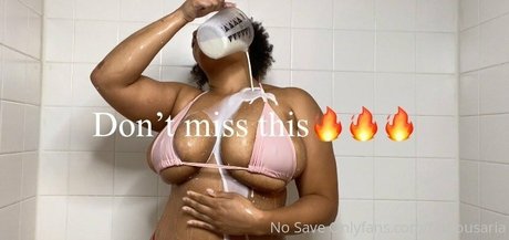 Naakte gelekte OnlyFans-foto van Famousaria