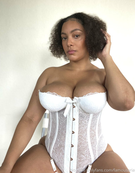 Naakte gelekte OnlyFans-foto van Famousaria