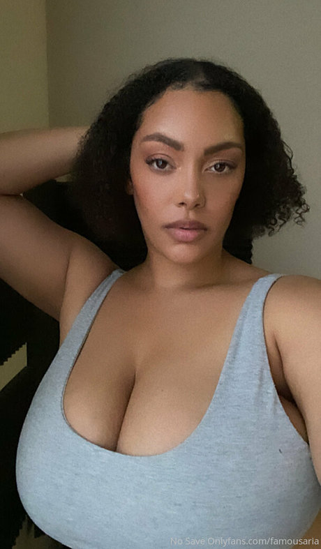 Naakte gelekte OnlyFans-foto van Famousaria