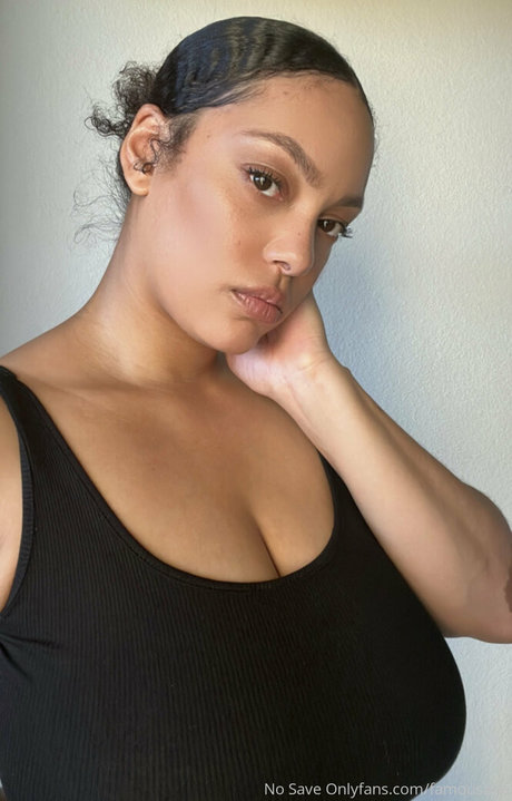 Naakte gelekte OnlyFans-foto van Famousaria