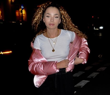 Naakte gelekte OnlyFans-foto van Ella Eyre
