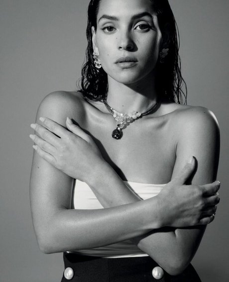 Naakte gelekte OnlyFans-foto van Adria Arjona