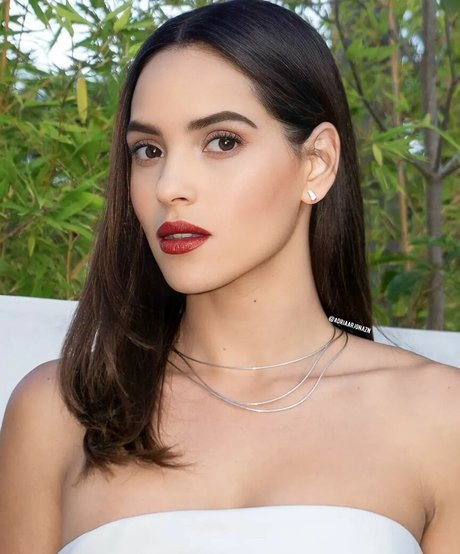 Naakte gelekte OnlyFans-foto van Adria Arjona