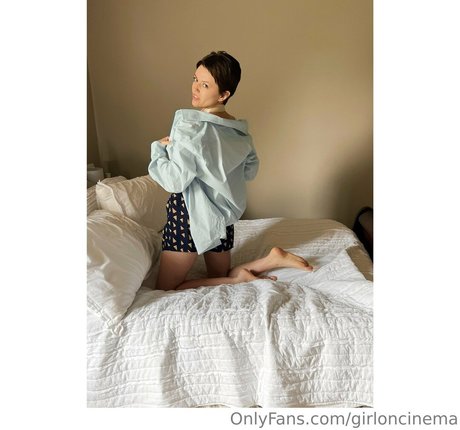 Naakte gelekte OnlyFans-foto van Girl On Cinema