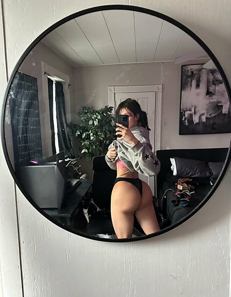 Naakte gelekte OnlyFans-foto van Kendalluvxx