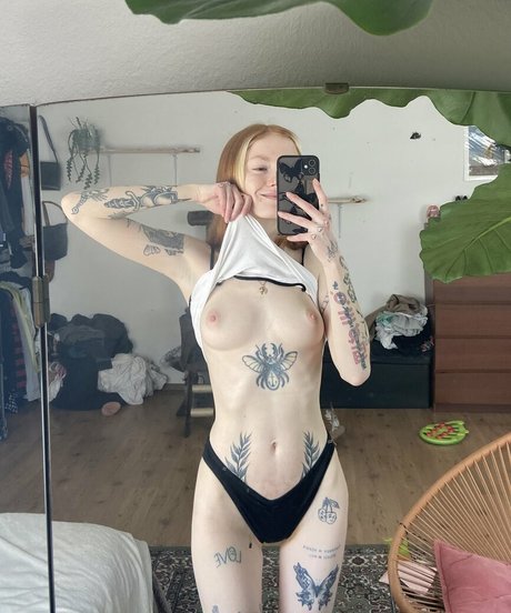 Naakte gelekte OnlyFans-foto van Naiadthenymph