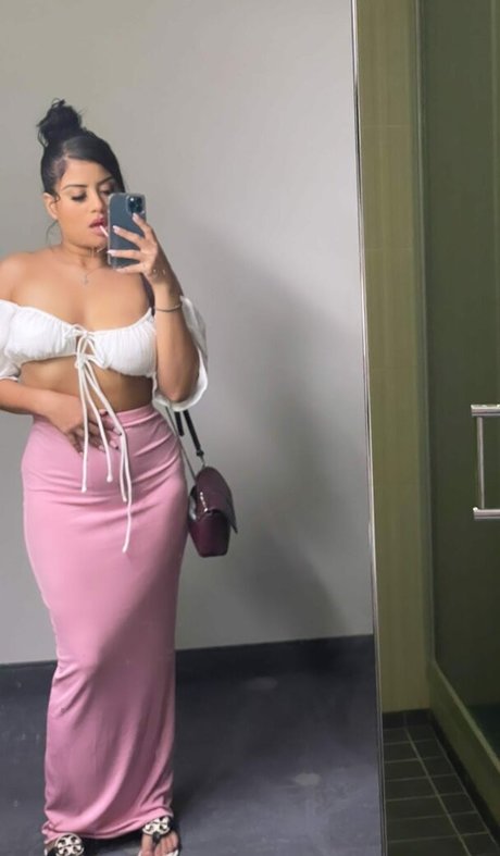 Naakte gelekte OnlyFans-foto van Shegotdesiress