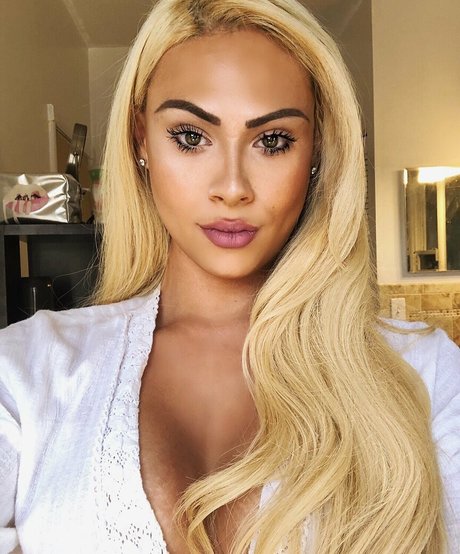 Naakte gelekte OnlyFans-foto van Angela Vanity