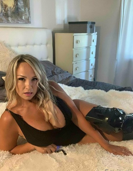 Naakte gelekte OnlyFans-foto van Sexisuzi