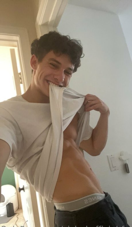 Naakte gelekte OnlyFans-foto van Cjclarkofficialfree