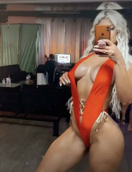 Naakte gelekte OnlyFans-foto van Claudia Mustelier