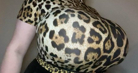 Naakte gelekte OnlyFans-foto van Bustyqueen32mfree