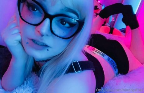 Naakte gelekte OnlyFans-foto van Ninehydras