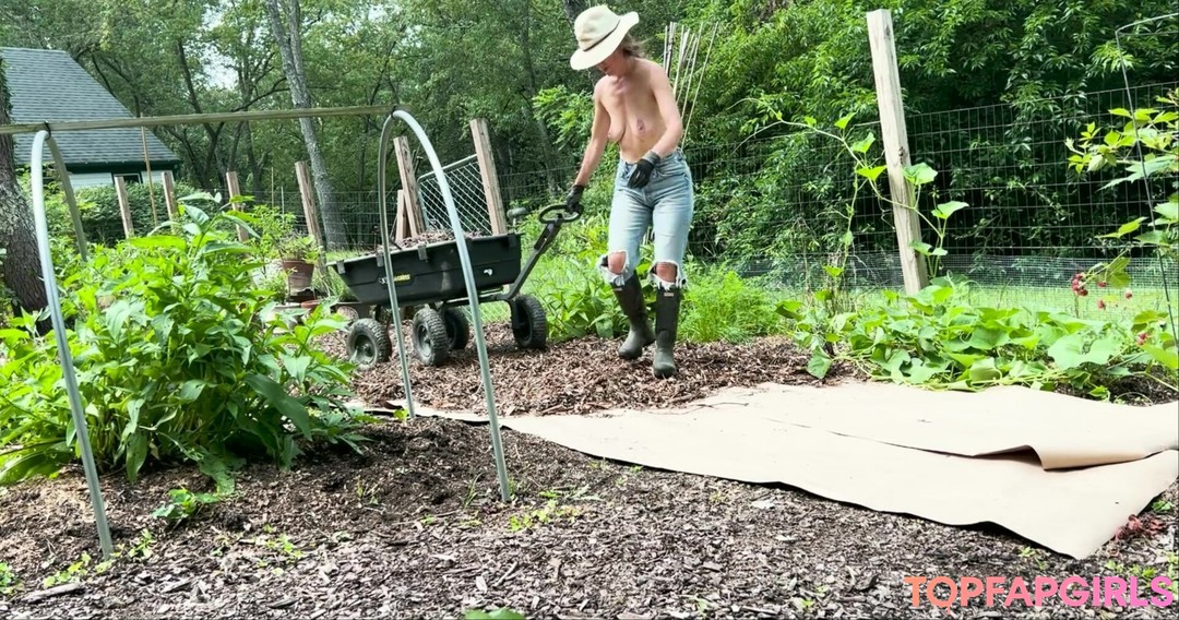 Naakte gelekte OnlyFans-foto van The Naked Gardener #10 Naakte gelekte OnlyFans-foto van The Naked Gardener #10