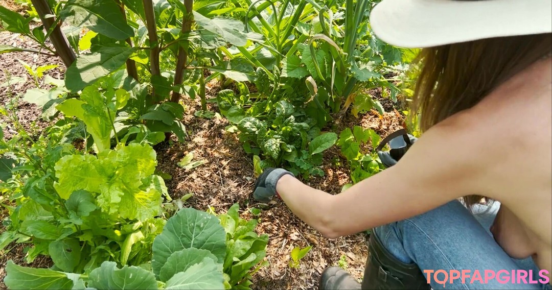 Naakte gelekte OnlyFans-foto van The Naked Gardener #11 Naakte gelekte OnlyFans-foto van The Naked Gardener #11