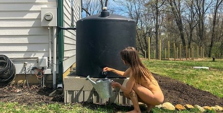 Naakte gelekte OnlyFans-foto van The Naked Gardener