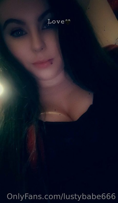 Naakte gelekte OnlyFans-foto van Lustybabe666