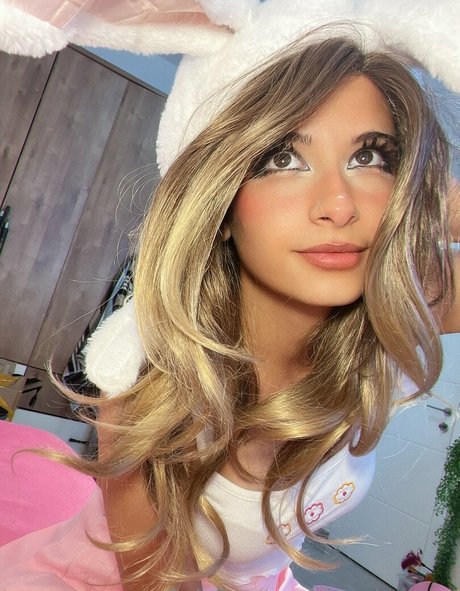 Naakte gelekte OnlyFans-foto van Lunaloveton