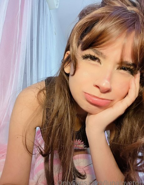 Naakte gelekte OnlyFans-foto van Lunaloveton