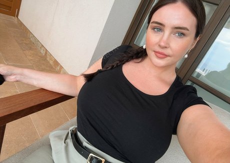 Naakte gelekte OnlyFans-foto van Evelynwhite