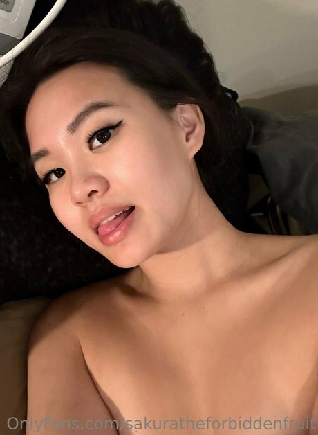 Naakte gelekte OnlyFans-foto van Sakuratheforbiddenfruit