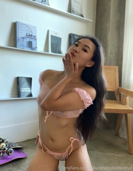 Naakte gelekte OnlyFans-foto van Sakuratheforbiddenfruit