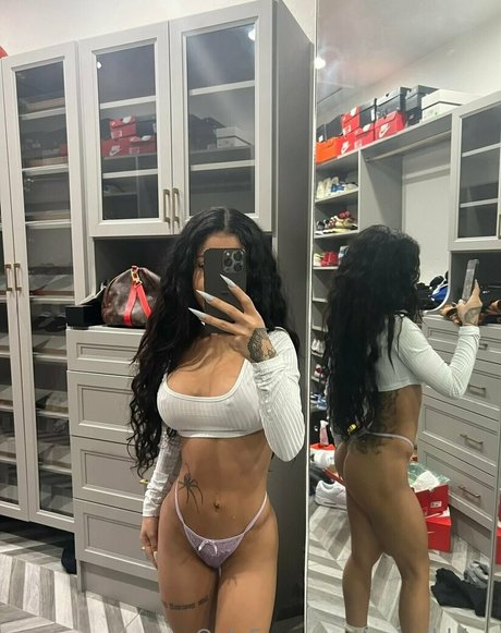 Naakte gelekte OnlyFans-foto van Angellyummy