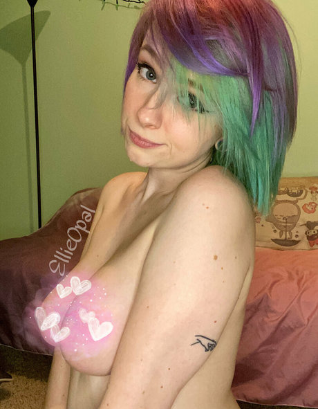 Naakte gelekte OnlyFans-foto van Ellieopalfree