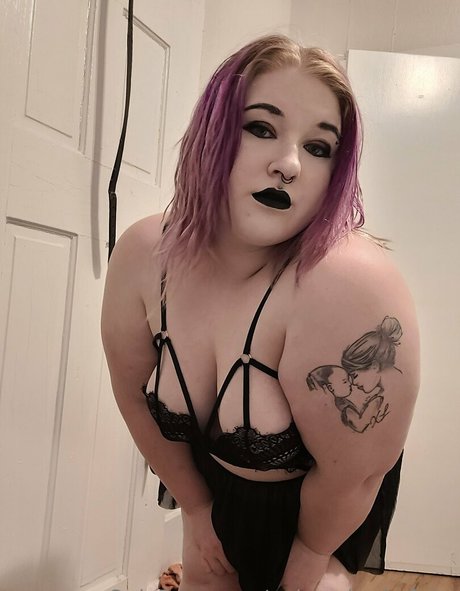 Naakte gelekte OnlyFans-foto van Poisonbathfairy