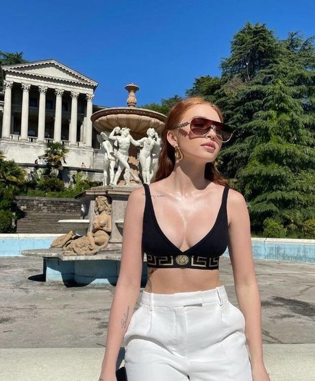 Naakte gelekte OnlyFans-foto van Renata Valliulina