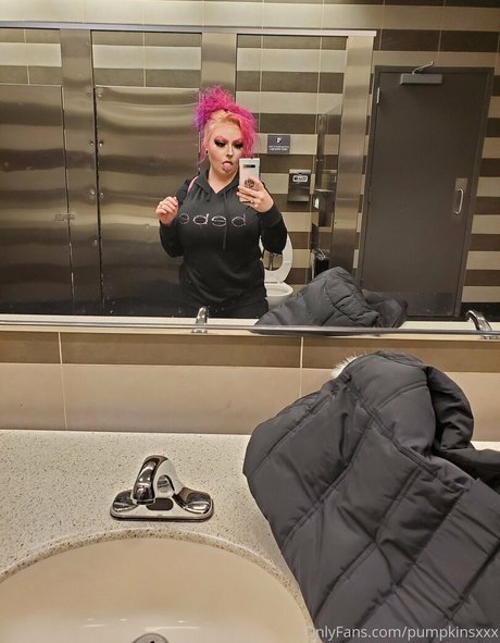 Naakte gelekte OnlyFans-foto van Raelynnriley