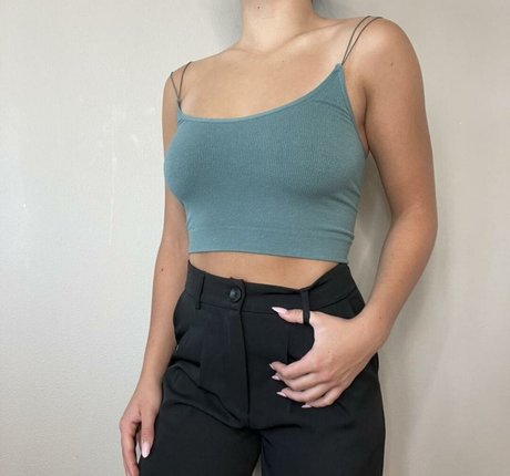 Naakte gelekte OnlyFans-foto van Avia Butler