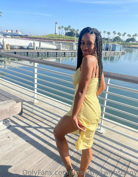 Naakte gelekte OnlyFans-foto van Thisorthatwithsunny