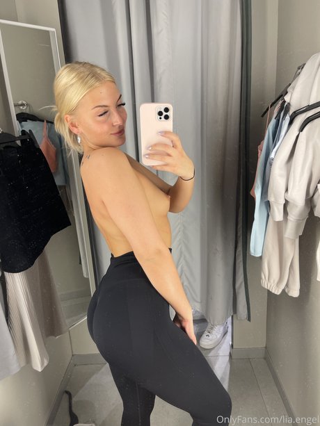 Naakte gelekte OnlyFans-foto van Lia Engel