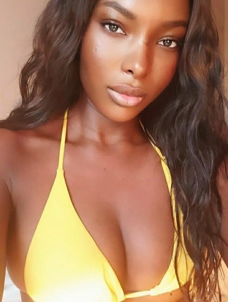 Naakte gelekte OnlyFans-foto van Original Ebony Slim